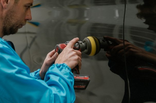Nadat wij klaar zijn met polieren of simoniseren, ziet uw auto er weer gloednieuw uit!