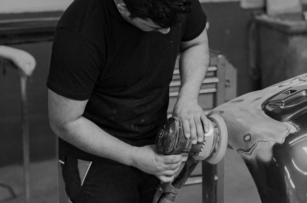 Nadat wij klaar zijn met polieren of simoniseren, ziet uw auto er weer gloednieuw uit!